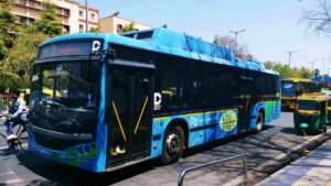 दिल्ली में डीटीसी बस चालकों की मनमानी से यात्रियों को हो रही है भारी परेशानी