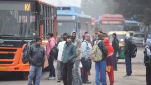  दिल्ली में डीटीसी बस चालकों की मनमानी से यात्रियों को हो रही है भारी परेशानी