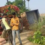 जमुई (सोनो): जर्जर सड़क बनी हादसे की वजह, सीमेंट लदा ट्रैक्टर पलटा, गड्ढे और कीचड़ के कारण हादसा