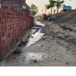 गिद्धौर प्रखंड के सेवा गांव में अतिक्रमण से बाधित हुई पंचायत सरकार भवन जाने वाली सड़क, ग्रामीणों में आक्रोश