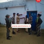 चंद्रमंडी थाना क्षेत्र में द्वारिका यादव हत्याकांड: फरार अभियुक्तों के घर पुलिस ने चिपकाया इश्तहार,आत्मसमर्पण नहीं करने पर होगी कुर्की