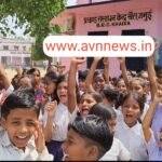 PM श्री योजना में स्कूल मर्जर का विरोध: नवडीहा के छात्रों ने खैरा BRC और हाई स्कूल चौक किया जाम, कई बच्चे धूप में बेहोश