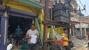 मांगोबन्दर"मांगोबन्दर बाजार में घर के सामने लगा 200 KVA ट्रांसफार्मर, स्थानीय परिवार ने सुरक्षा की मांग उठाई"