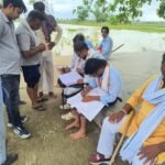 रोहतास में बाढ़ और रोपनी के बीच भूमि गणना का फरमान: कमर तक पानी में खेत बुलाए गए ग्रामीण, राजस्व कर्मचारियों के रवैये पर उठे सवाल