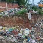 जमुई: गिद्धौर में स्कूल के सामने कचरे का अंबार, दुर्गंध और गंदगी के बीच पढ़ने को मजबूर छात्राएं, प्रशासन से कार्रवाई की मांग