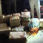 गिद्धौर पुलिस को देख भागी शराब लदी कार चाय दुकान में घुसी, 198 लीटर अंग्रेजी शराब जब्त