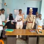 खैरा पुलिस का ‘ऑपरेशन मुस्कान’: गुम हुए 6 मोबाइल फोन असली मालिकों को लौटाए, चेहरों पर लौटी खुशी