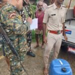 कुमरडीह में शराब तस्करी पर गिद्धौर पुलिस की बड़ी कार्रवाई, 100 लीटर महुआ शराब बरामद