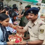 गिद्धौर थाने में छात्राओं ने पुलिस जवानों को बांधी राखी, मिला सुरक्षा का वचन