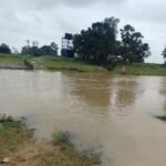 सोहजना-ढेंकडीह नदी में उफान से कई गांवों का संपर्क टूटा, बच्चों की पढ़ाई पर संकट; पुलिया की मांग तेज