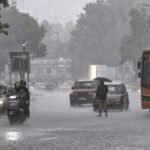 दिल्ली में मौसम का कहर: 11 जिलों में रेड अलर्ट, 60 KM प्रति घंटे की रफ्तार से चलेंगी हवाएं; भारी बारिश और बिजली गिरने की चेतावनी