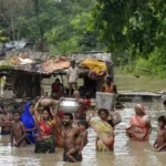 बिहार बाढ़: 13 जिलों में 27 लाख लोग प्रभावित, राहत शिविरों में दाल-भात तो मिल रहा, बच्चों का दूध और महिलाओं की जरूरतें गायब
