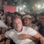 राहुल गांधी हिरासत में, प्रियंका भी साथ; बैरिकेड पर चढ़कर तिरंगा लहराया, बोले- “ज्ञानेश, इट्स डन ब्रो”